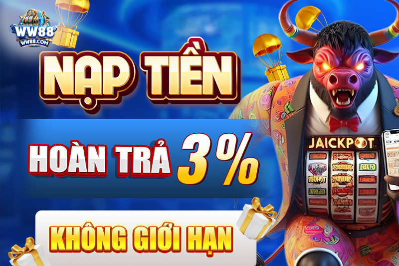 Người làm vườn đang bón phân cho những cây hoa trồng trước nhà để đảm bảo chúng nhận đủ dinh dưỡng và phát triển khỏe mạnh